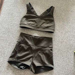 Two piece 2 lululemon set army olive green size 6 small EUC